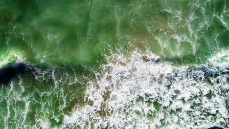 Vista-Aérea-De-Drones-De-Olas-De-Playa