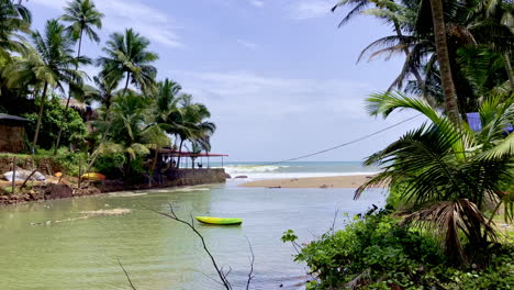 Leeres-Kajak-Schwimmt-Am-Cola-Beach-Goa-Indien-4k