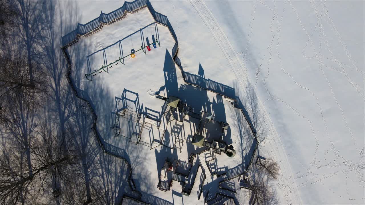 테네시 주 클락스빌에 있는 리버티 파크의 얼어붙은 황량한 놀이터의 하향식 샷