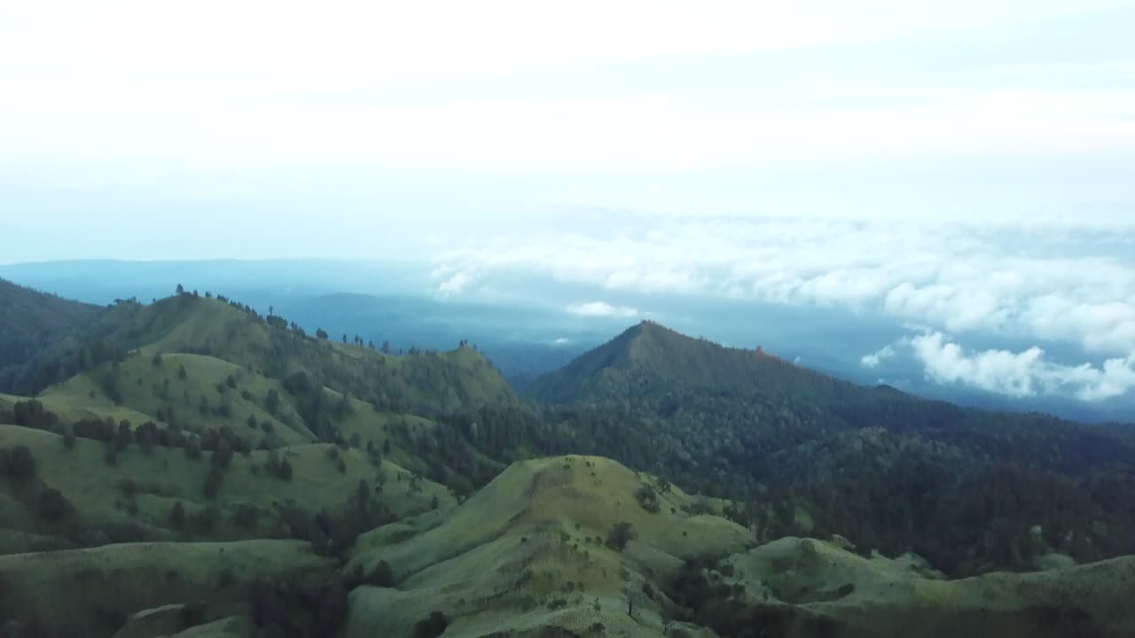 antena 4k panorámica hacia abajo tiro volcánico tierras altas de indonesia, monte rinjani