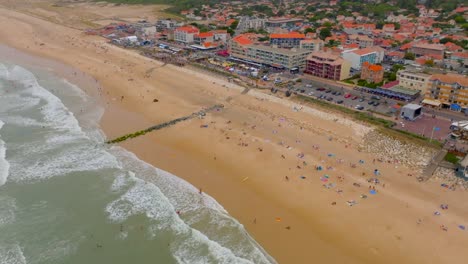 The-town-of-Lacanau-filmed-with-a-drone,-going-from-the-ocean-to-the-buildings