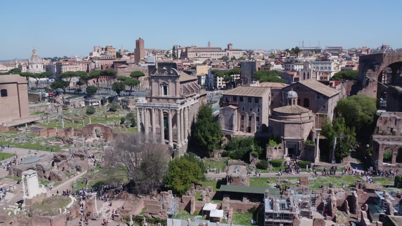 Pemandangan Udara Forum Romawi dan Reruntuhan Kuno di Roma, Italia