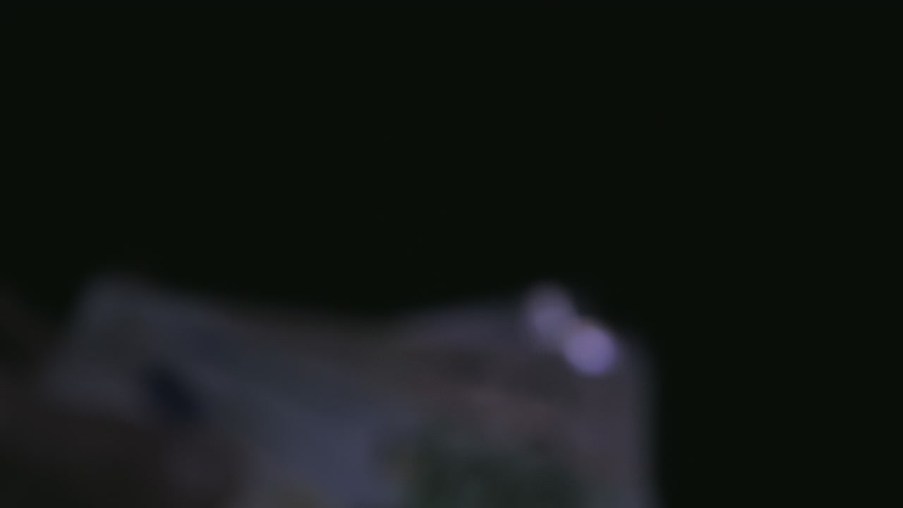 la mano que sostiene los billetes de euro de papel.