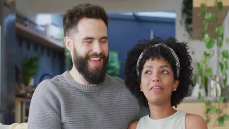 video de una pareja feliz y diversa hablando y sonriendo, haciendo una llamada de video en casa.
