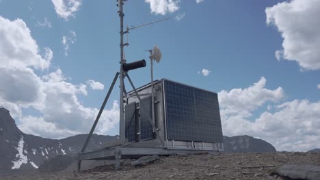 Wetterstation-Auf-Dem-Berggipfel-Umkreist