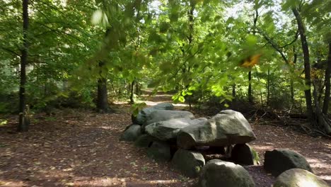 Dolmen-In-Drenthe-In-Den-Niederlanden-Aus-Einer-Drohnenperspektive,-Während-Ein-Blatt-Sie-In-Die-Aufnahme-Führt