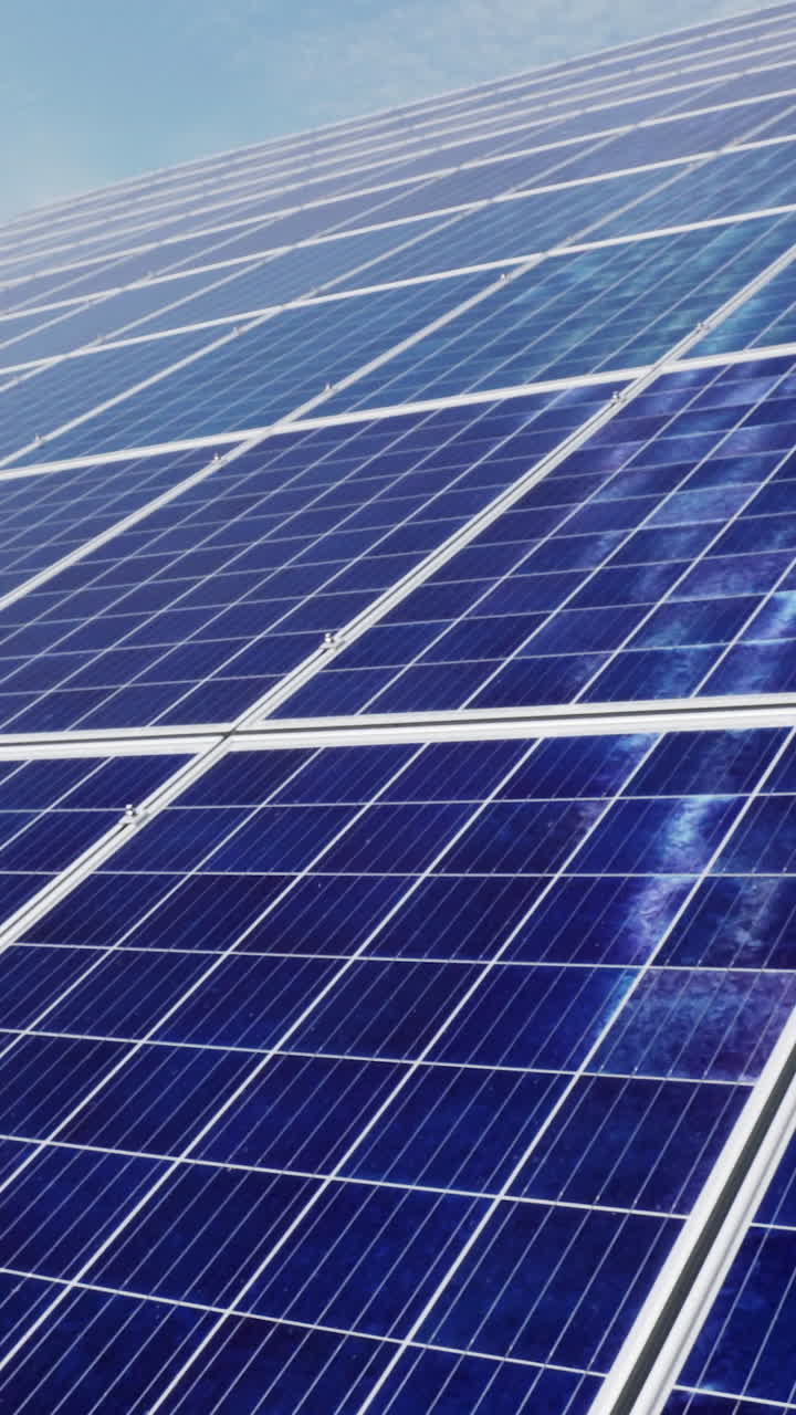 Produção de painéis solares. Conceito de energia verde. Fábrica ou usina de produção moderna. Vídeo vertical
