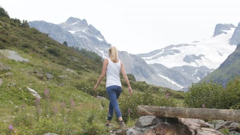 Mujer-Joven-Haciendo-Senderismo-En-Las-Montañas-Con-Un-Paisaje-Alpino-Increíble-En-El-Fondo