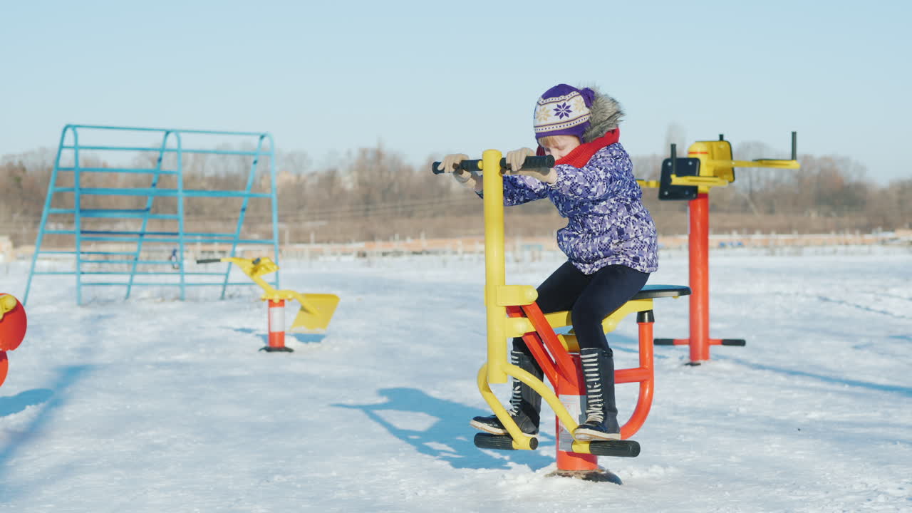 девочка 6 лет занималась фитнесом на школьном дворе