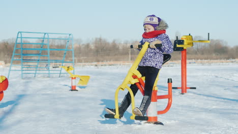 the girl has been playing fitness equipment for 6 years in the schoolyard