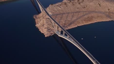 über-Der-Krk-brücke-In-Kroatien,-Die-Das-Blaue-Adriatische-Meer-überquert,-Krcki-Most