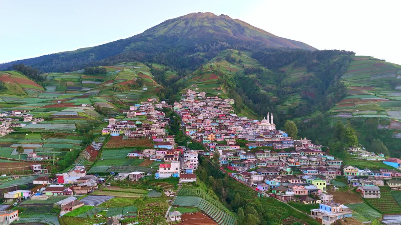 hermoso municipio de nepal van jan y la montaña sumbing en el fondo, vista aérea