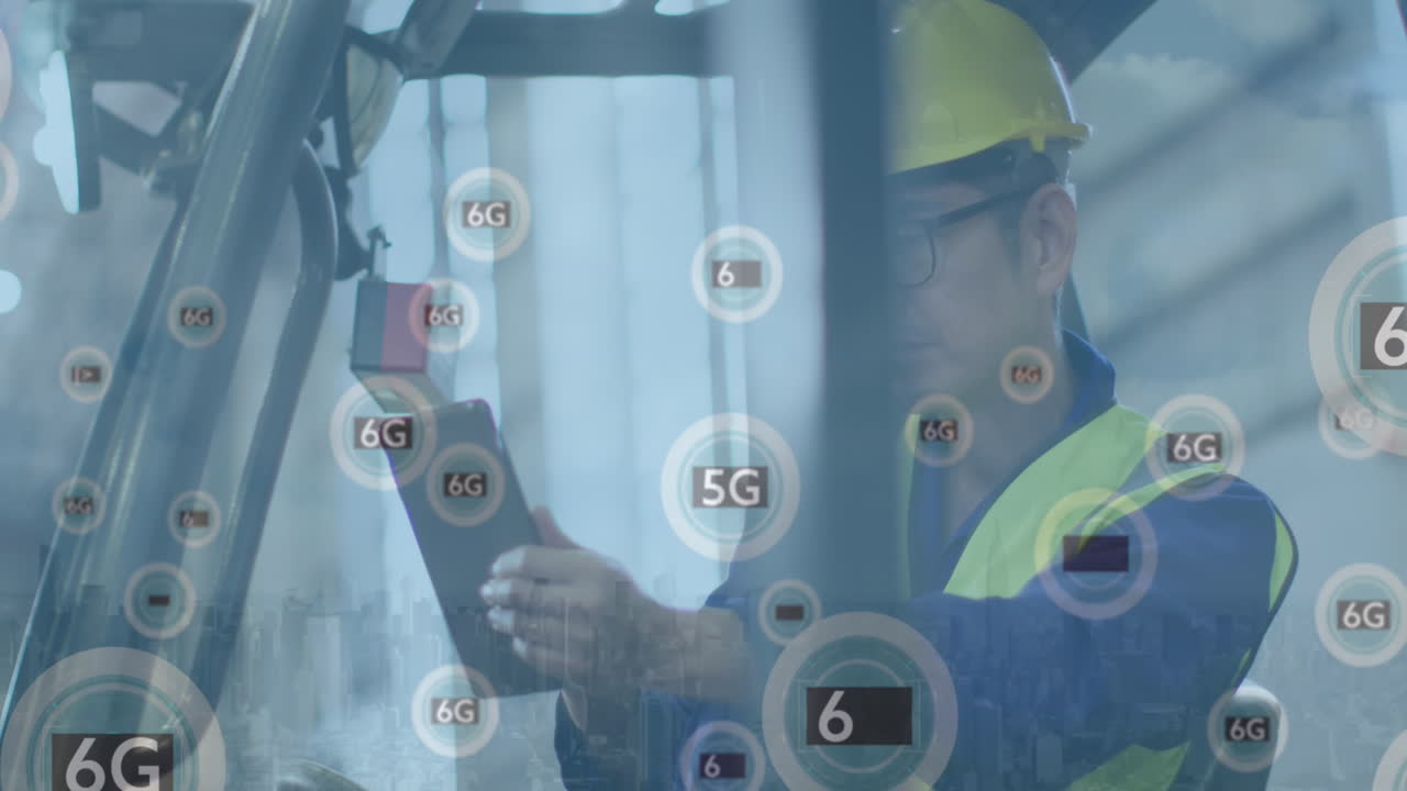 animación de 5g, 6g texto y procesamiento de datos sobre hombre biracial trabajando en el almacén.