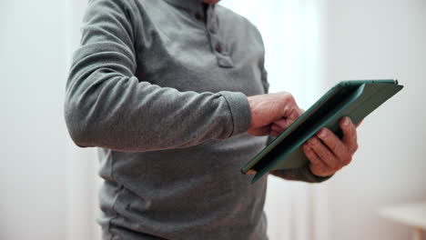 manos, redes sociales o un anciano con una tableta en casa