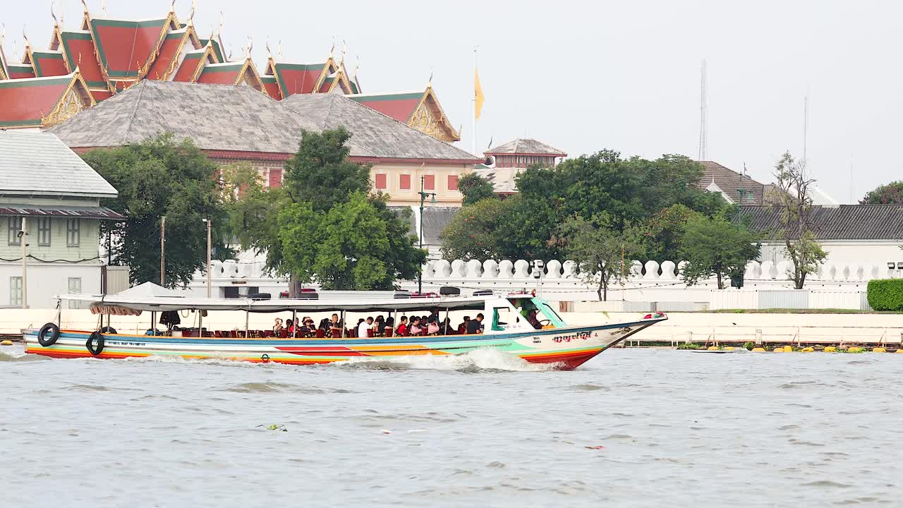 un barco viaja más allá del templo icónico de bangkok