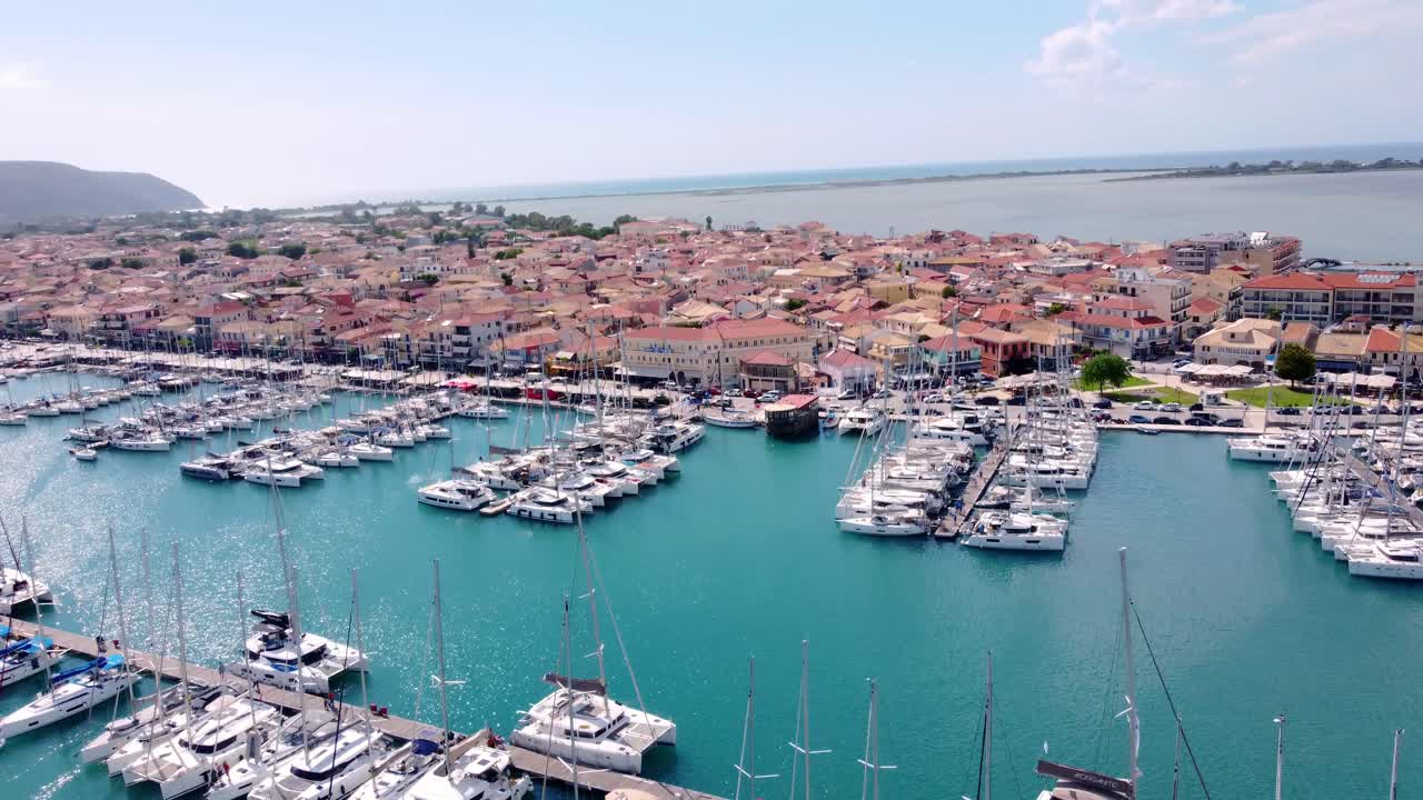 video aéreo de drones de la famosa marina de la ciudad de la isla de lefkada con yates y veleros anclados, jónico, grecia