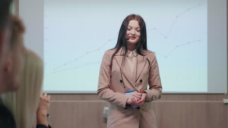 una experta en marketing y publicidad está respondiendo a las preguntas de los participantes en la formación empresarial