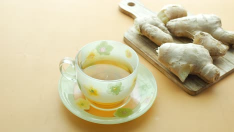 té de jengibre sobre un fondo de madera