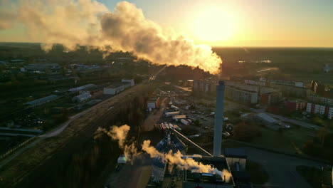 Humo-Que-Sale-De-Una-Gran-Chimenea-Industrial-Liberando-Sustancias-Químicas-A-La-Atmósfera.