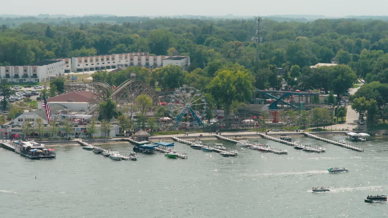 Ampia ripresa aerea di Arnolds Park con la ruota panoramica a Okoboji, Iowa
