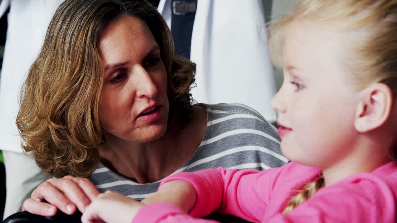 딸 을 위로 하는 어머니