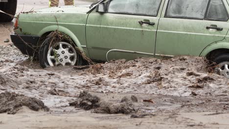 Bomberos-Rescatando-Un-Automóvil-De-La-Inundación-De-Un-Río-Causada-Por-Fuertes-Lluvias,-Ejemplo-Del-Cambio-Climático-Debido-Al-Calentamiento-Global