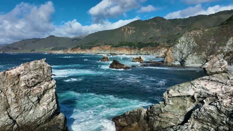 Toma-Aérea-De-Olas-Azules-Rompiendo-En-Rocas-A-Lo-Largo-De-Big-Sur,-Carmel-California