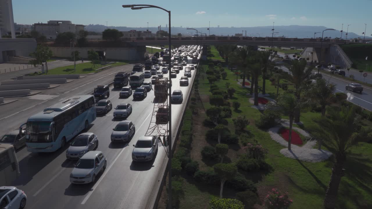 알제르 의 대 모스크 근처 의 교통 체증 의 모습