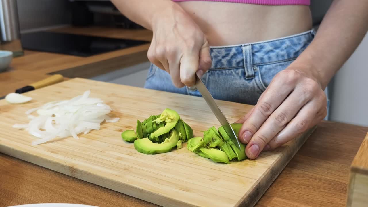 아보카도를 잘라내는 여자