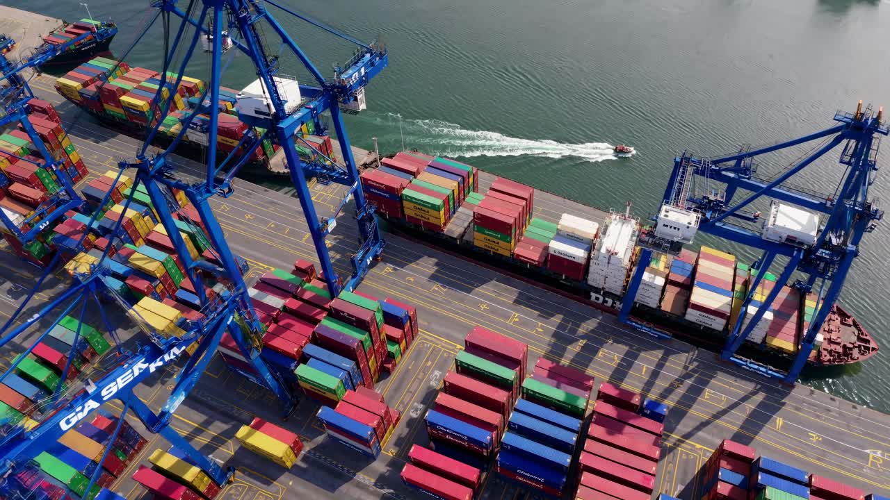 Vista aerea di un porto marittimo affollato con container e gru colorate