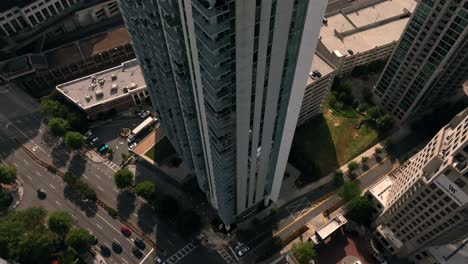 tomada de un dron que revela la ciudad de buckhead edificios y apartamentos modernos del horizonte, georgia, estados unidos