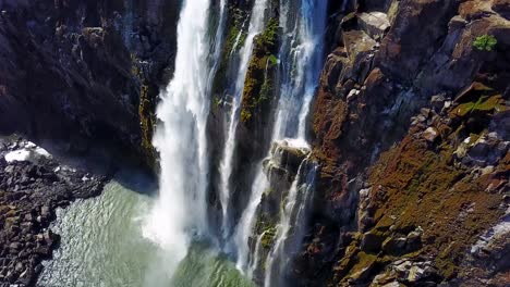 Toma-Aérea-De-Las-Majestuosas-Cataratas-Victoria-En-El-Río-Zambezi,-En-La-Frontera-De-Zimbabwe-Y-Zambia-Inspiración-De-África