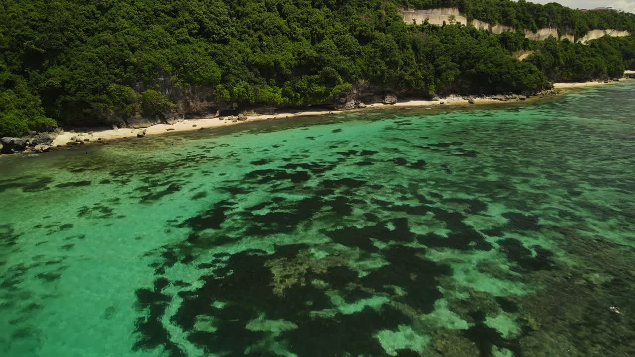 Onde dell'oceano vicino alla spiaggia a Bali, Indonesia