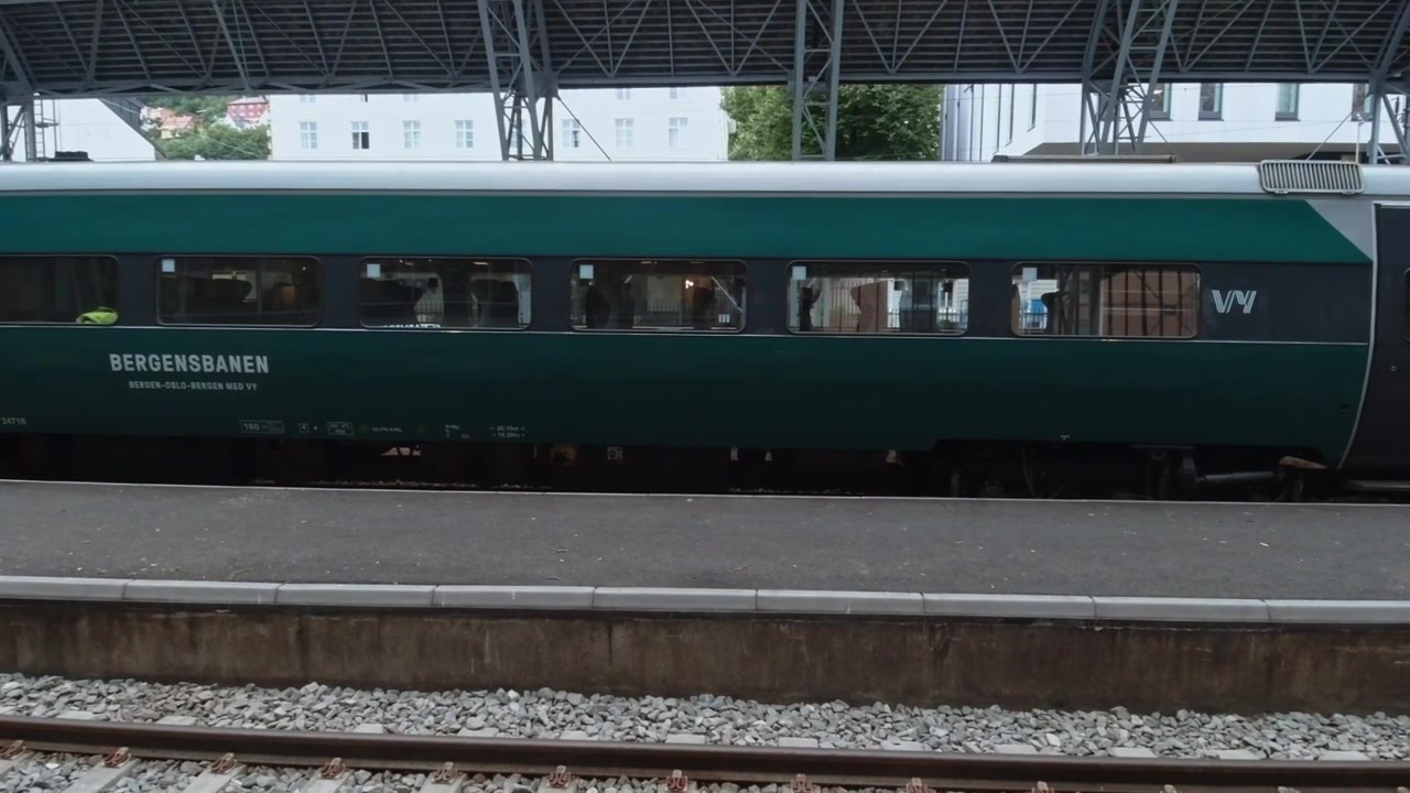 Una carrozza ferroviaria ferma alla stazione di Bergen in Norvegia.