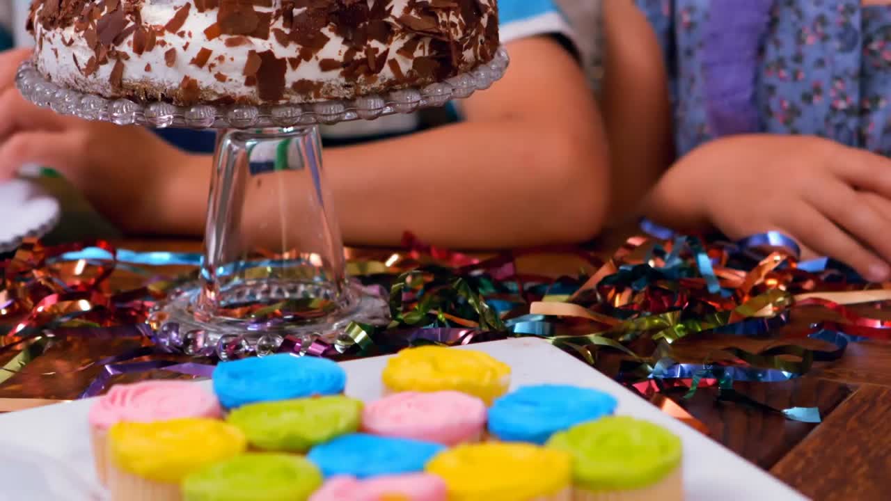 animación de la capa de quema sobre la familia divirtiéndose en la fiesta de cumpleaños