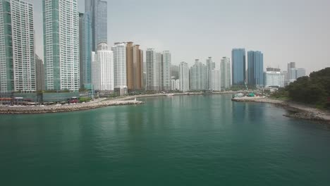 toma aérea del puerto deportivo de haeundae con rascacielos en corea del sur