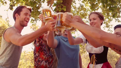 Fröhliche-Gruppe-Von-Freunden,-Die-Mit-Einem-Pint-Bier-Jubeln