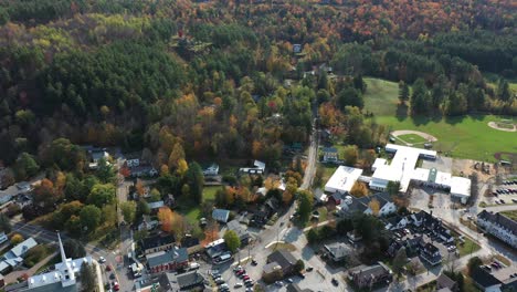 Vista-Aérea-De-Stowe,-Ciudad-De-Vermont-Usa-Bajo-La-Estación-De-Esquí-De-Mount-Mansfield-En-Un-Día-Soleado-De-Otoño,-Tiro-De-Drone-Inclinado-Hacia-Arriba