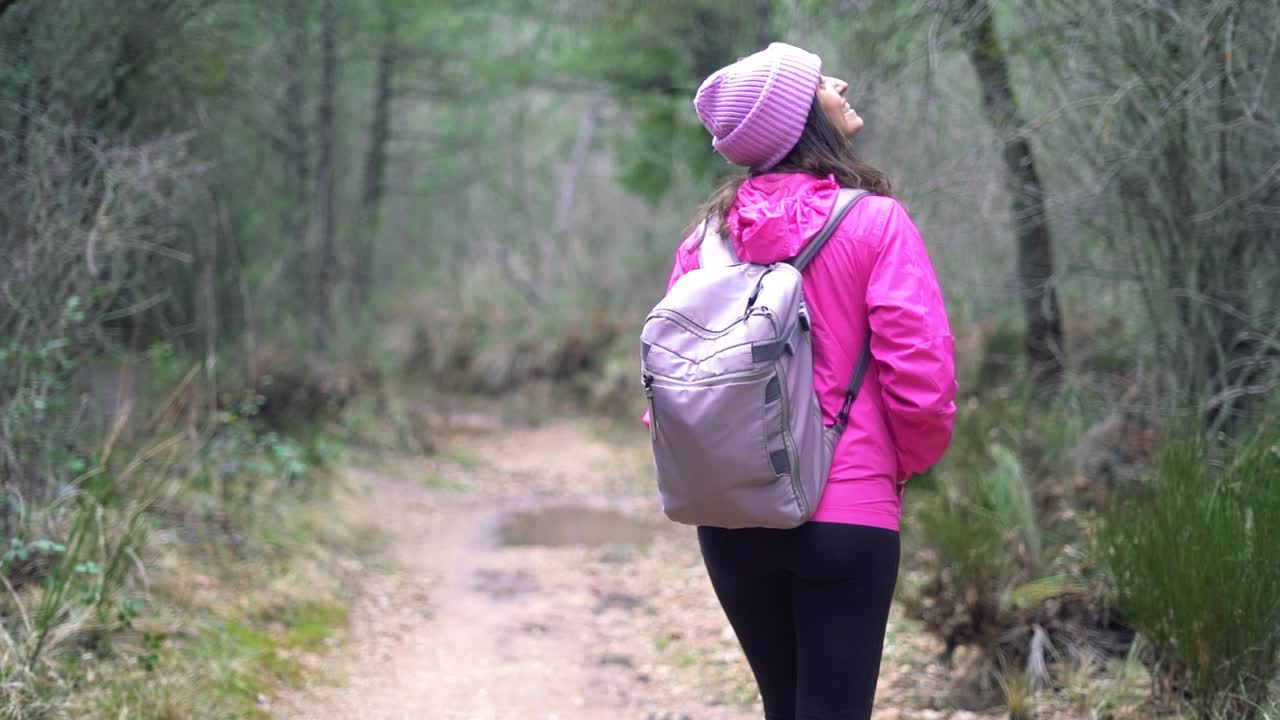 chica excursionista, mujer al aire libre en el bosque de montaña, naturaleza caminando, paseando, vagando por el bosque en invierno