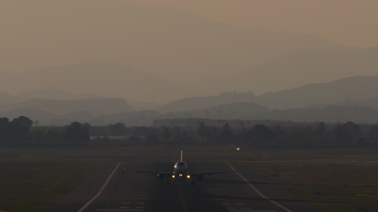 해가 지면 이륙 하는 비행기