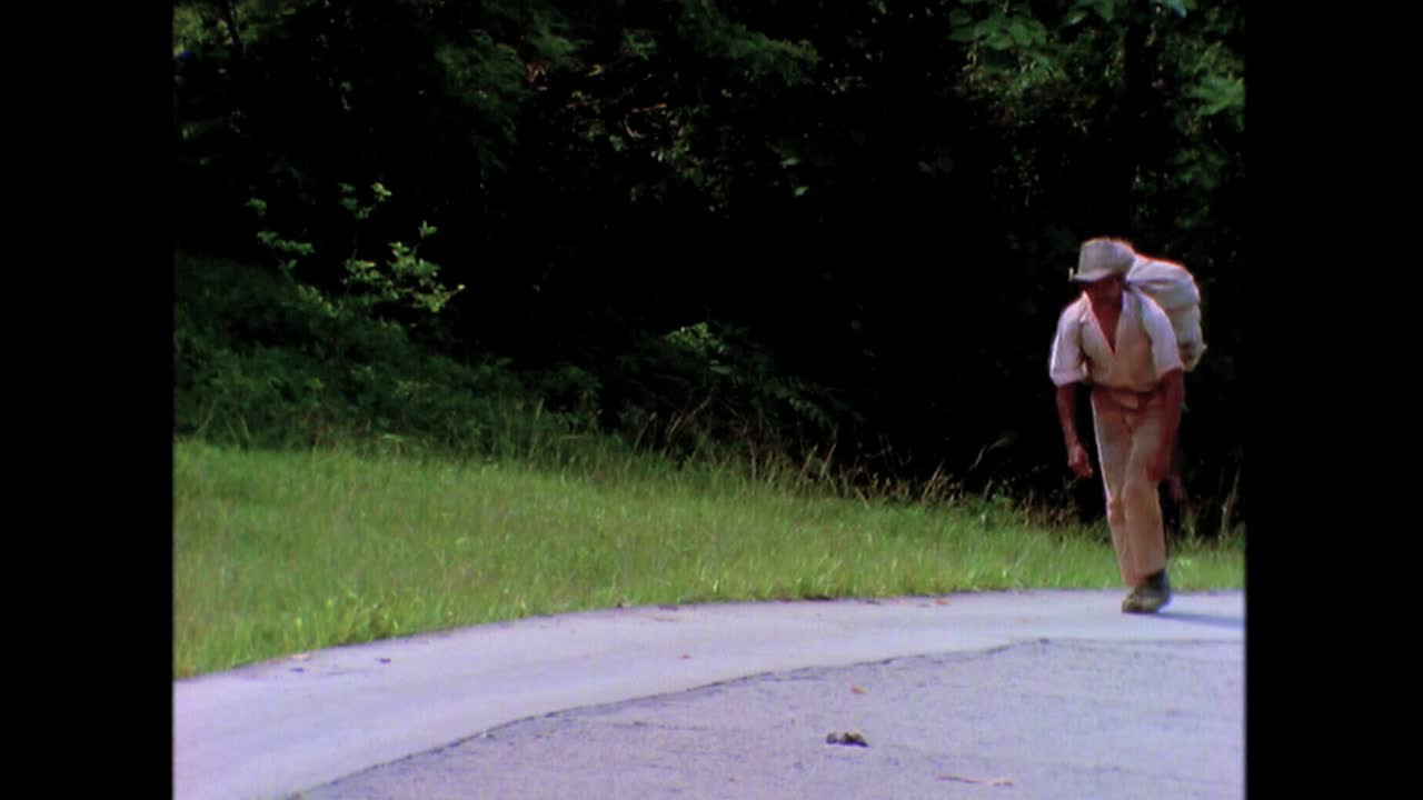 1980년대 한 노인이 길을 따라 담배를 나르고 있다