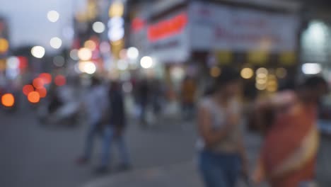 저녁 에 방갈로르 인도 에서 사람 들 과 교통 이  ⁇ 비는 바쁜 거리 의 불분명 한  ⁇