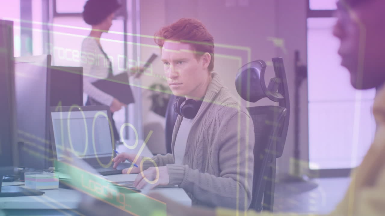 데이터 애니메이션을 처리하는 데 초점을 맞추는 사람 사무실에서 컴퓨터에서 일하는 사람