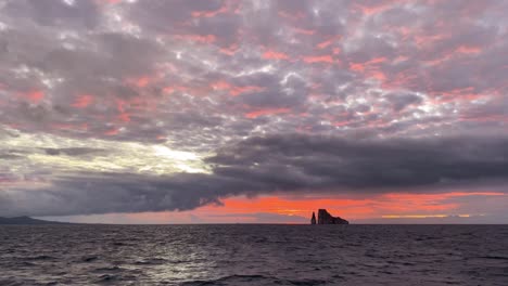 el sol se pone sobre la formación rocosa leon dormido en las galápagos