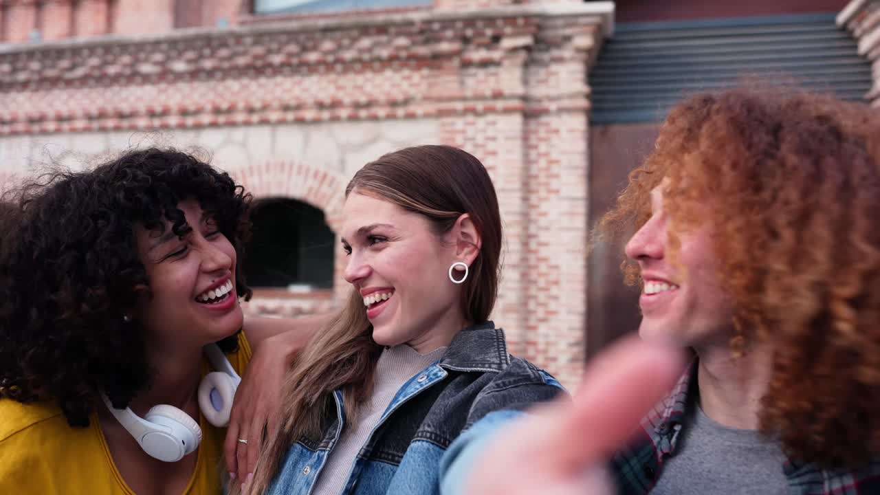 Un gruppo di amici diversi che si divertono insieme all'aperto