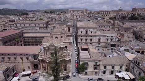 Antena-Hacia-La-Histórica-Iglesia-De-San-Domenico,-Noto,-Italia