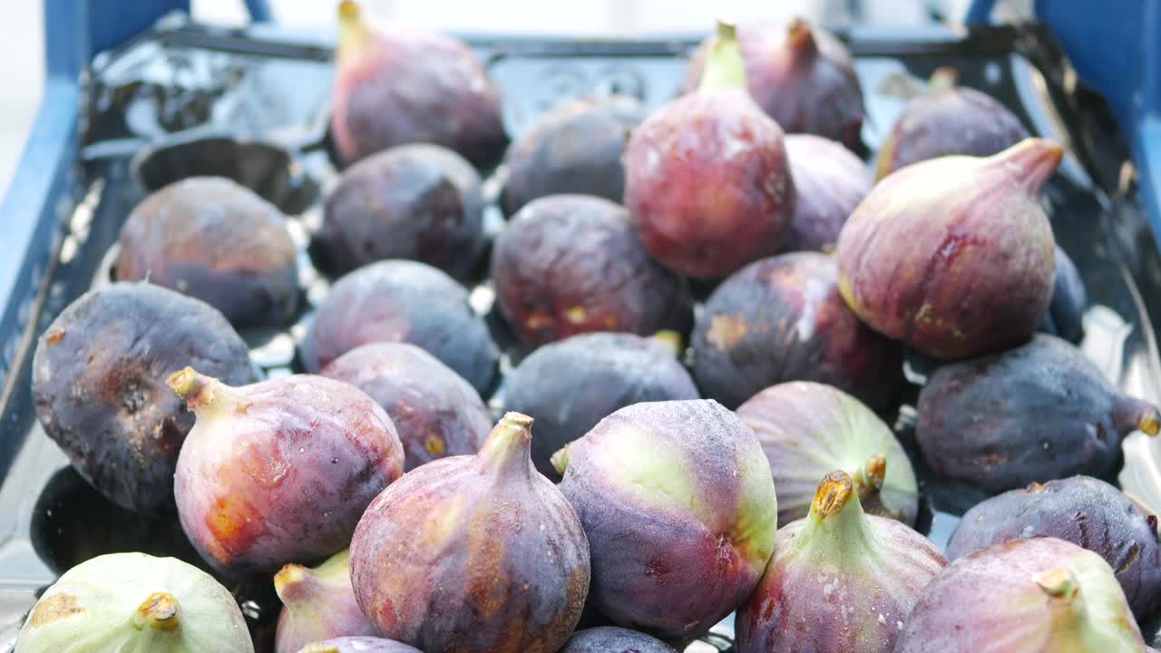 Mano che raccoglie fichi freschi al mercato