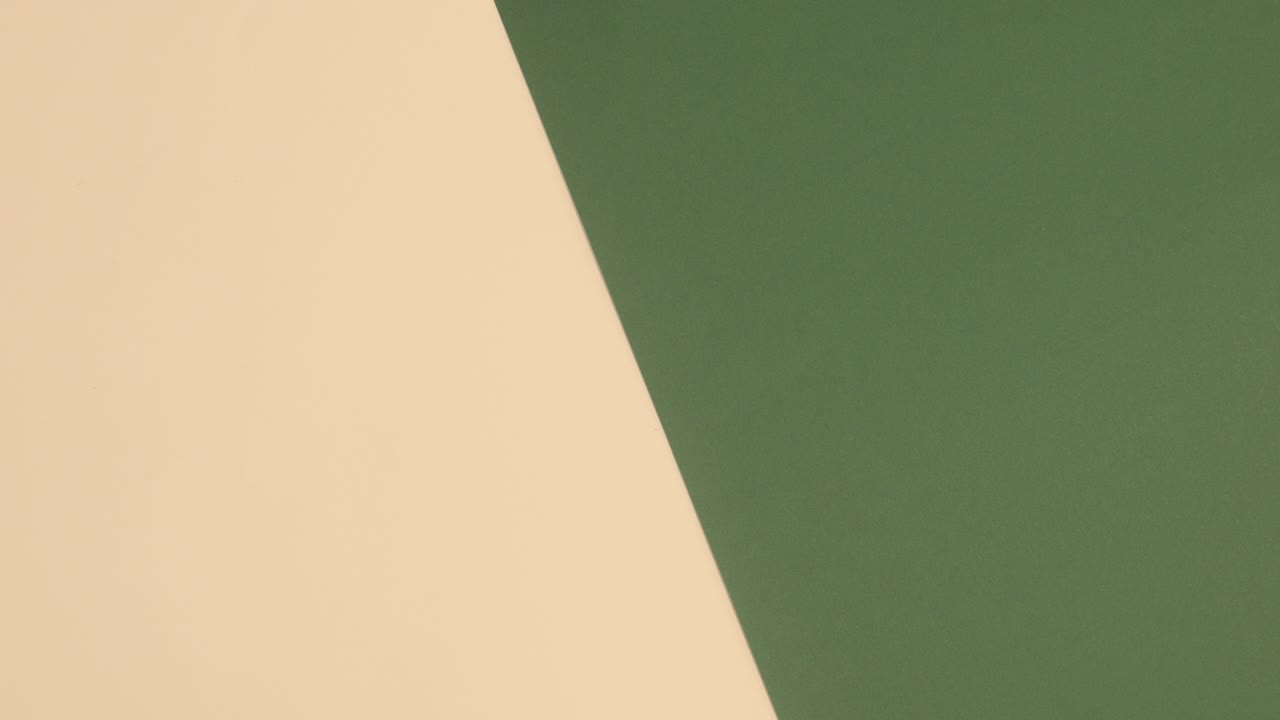 피부 관리, 웰니스 스파 및 미용 제품은 베이지 및 어두운 녹색 배경에 나타납니다.