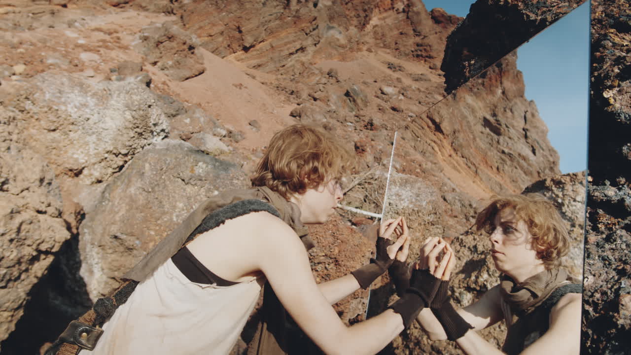 포스트 아포칼립스에서 거울을 보는 젊은 여성