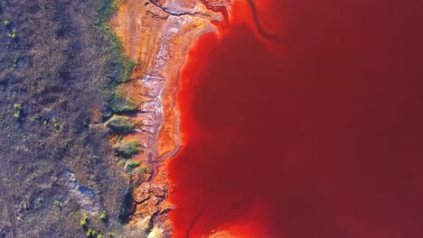 farbenfrohe texturen auf sandigem gelände auf dem bergbaugelände in huelva